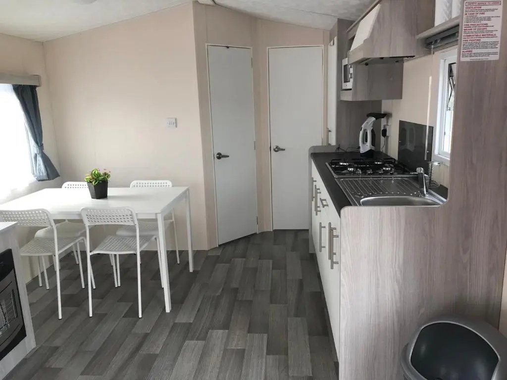 Luxe Chalet op camping Duindoorn, IJmuiden aan Zee, in de buurt van F1 circuit Zandvoort en Bloemendaal op loopafstand strand