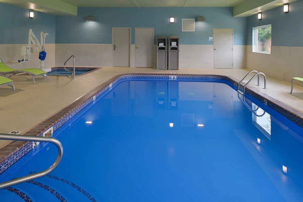 Holiday Inn Express & Suites - Omaha - 120th and Maple by IHG