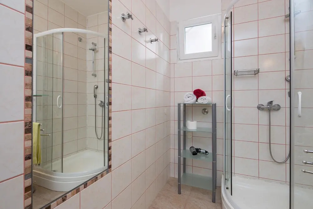 2 - Modern Apartment With Garden, 80m From Beach