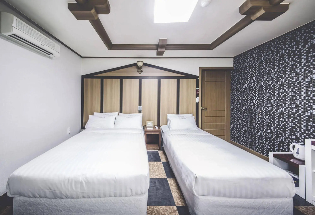 Hotel I-Zone
