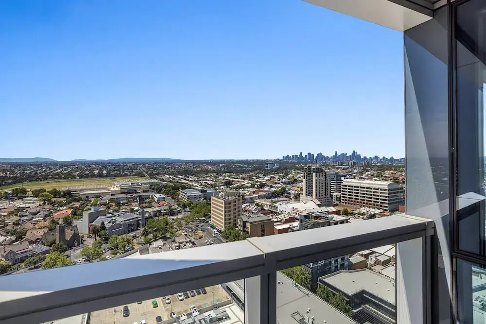 Chic 1-bed With Parking, Gym, Pool & City Views