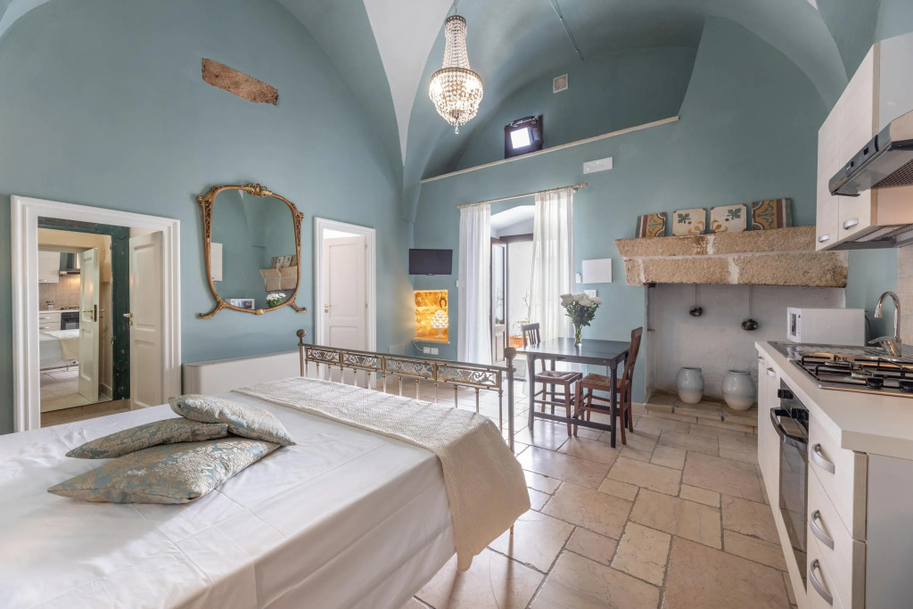 Century Old Studio, Pool