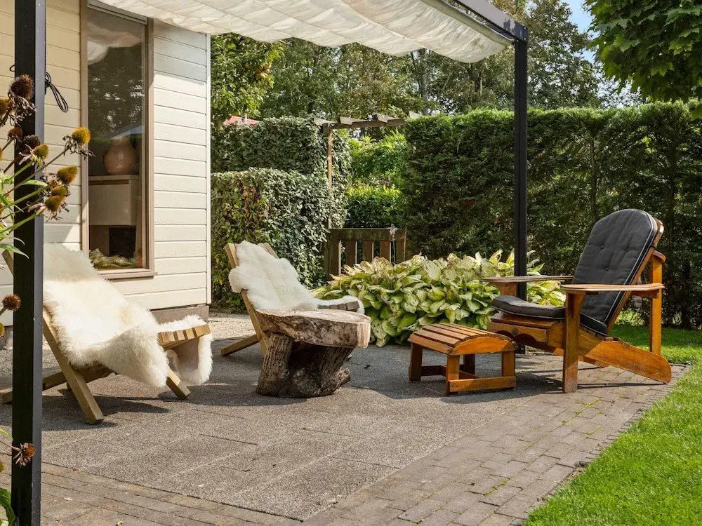 Light and Quiet Chalet With Beautiful Terrace Near Historic Goedereede