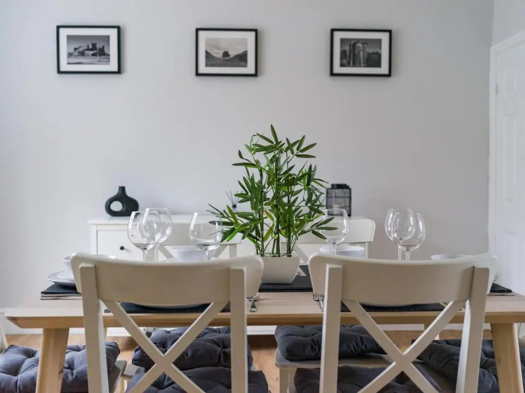 East House-Sleeps 5-Pet friendly-Garden-Parking