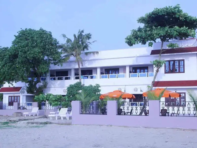 Alleppey Holiday Beach Resort - Sea View Rooms with Direct Beach Access
