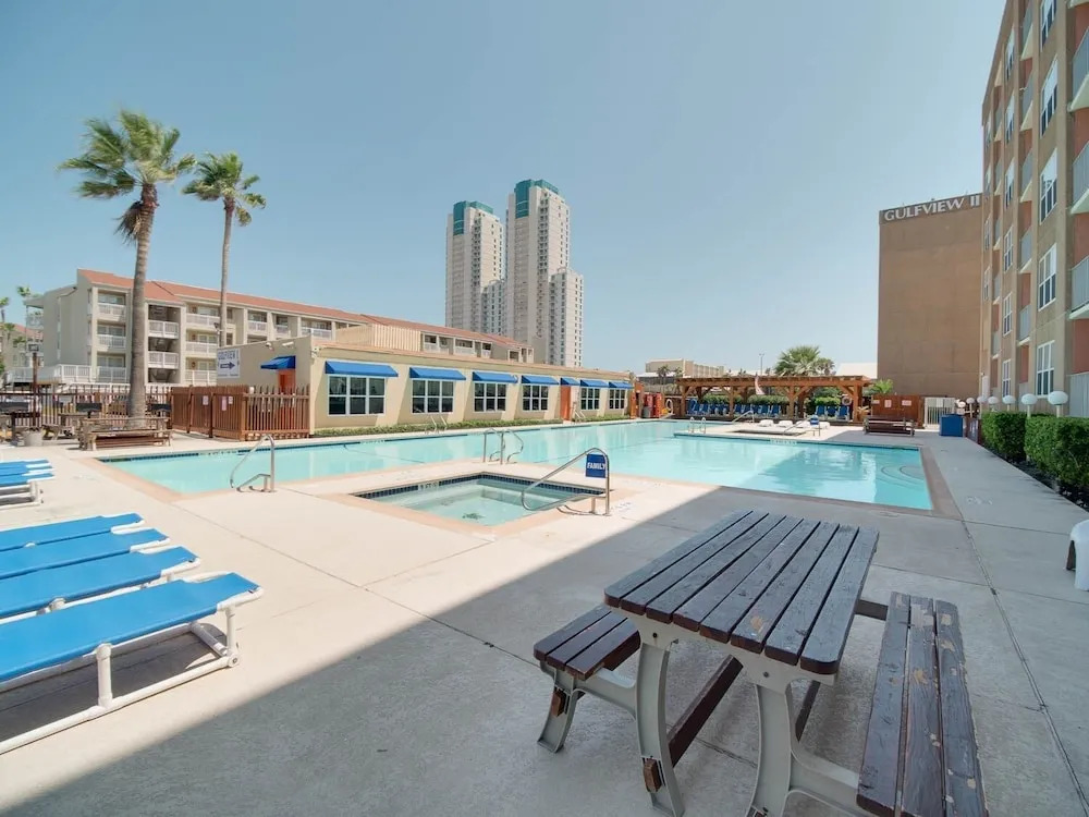 Relaxing , Great Location, 3 Minute Walk To The Beach 2 Bedroom Condo by RedAwning