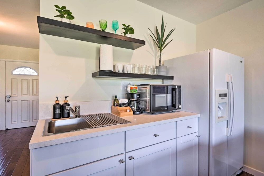 Los Angeles Suite w/ Covered Patio Area!