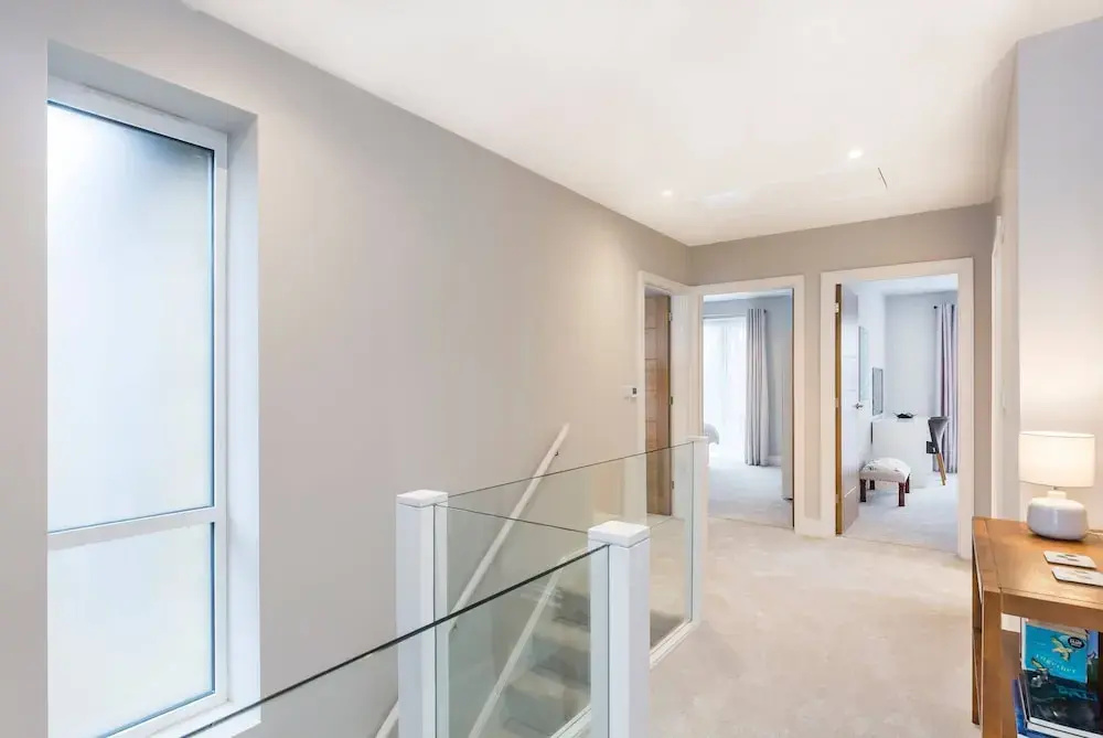 Stylish new Home With Parking - King Beds Garden