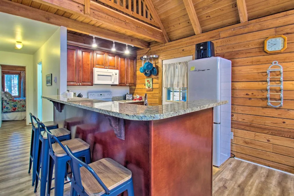 Wintergreen Home w/ Deck - Near Skiing & Hiking!
