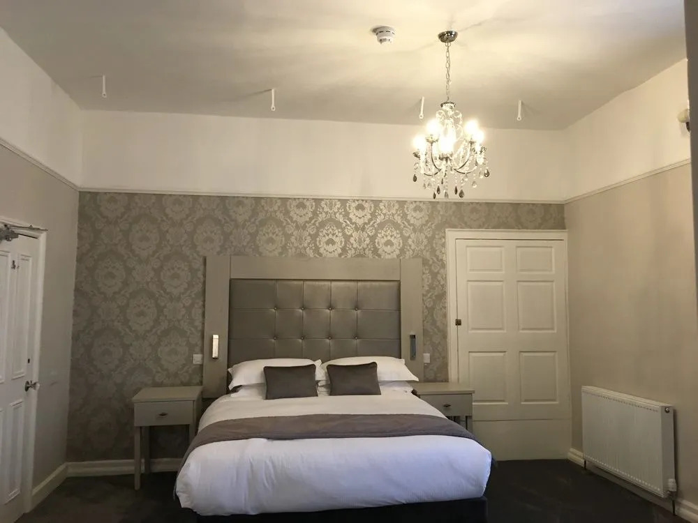 Maypole Inn