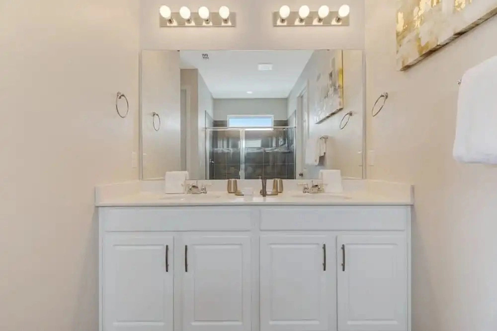 Upscale 9BR Stay With Pool and Themed Rooms