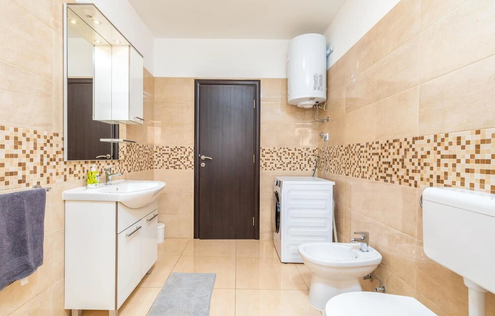 Four-Bedroom Holiday Home In Valbandon