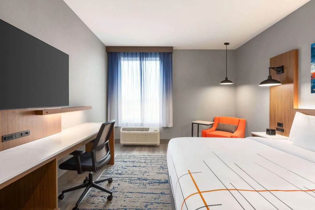 La Quinta Inn & Suites by Wyndham Mount Laurel Moorestown