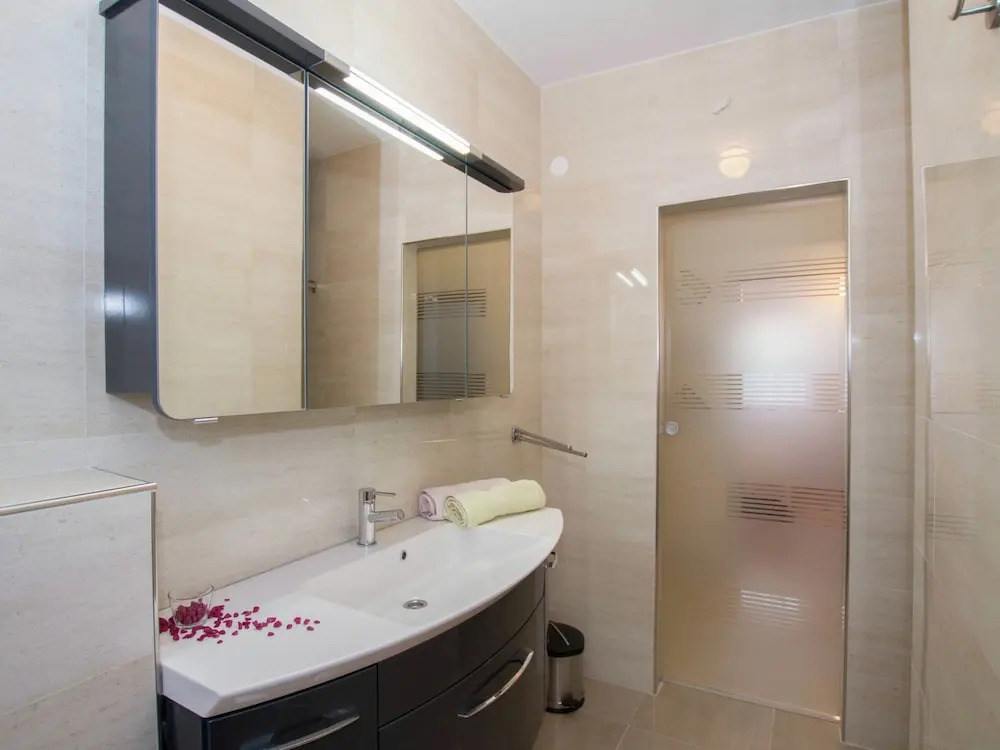 Modern Apartment in Slatine with Terrace