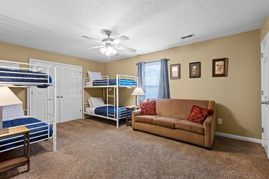 The Elmwood Farmhouse- 10 Mins to Downtown Chattanooga