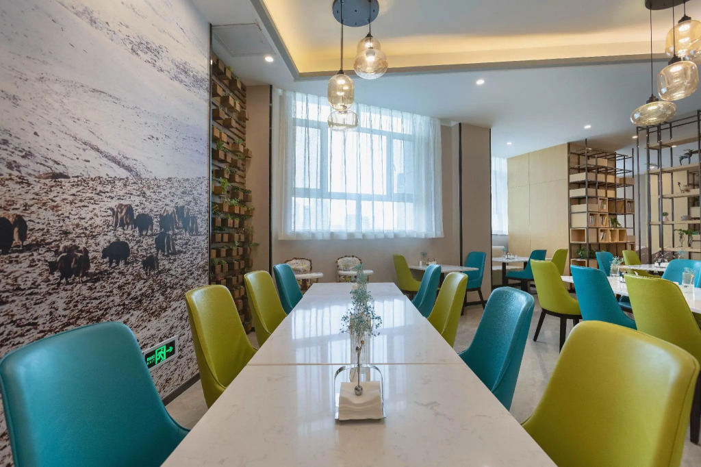 Atour Hotel Urumqi People's Cinema
