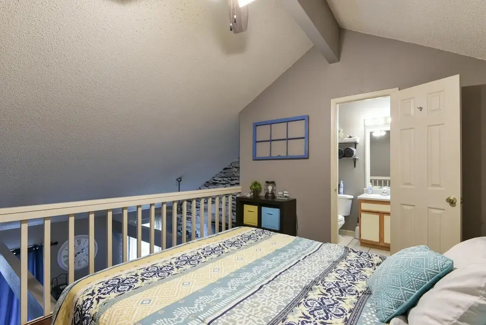 Memory Maker Condo - Great Location - Updated - Walk to Restaurant and Store!