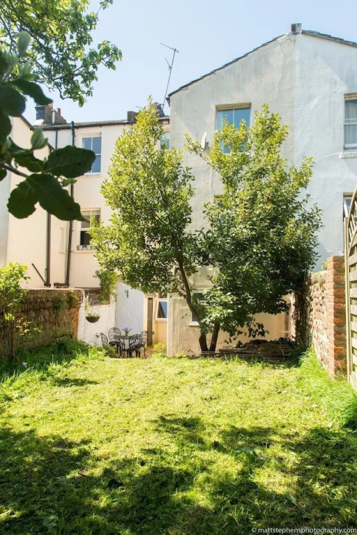 Bright and Spacious 1 Bedroom Flat With Garden