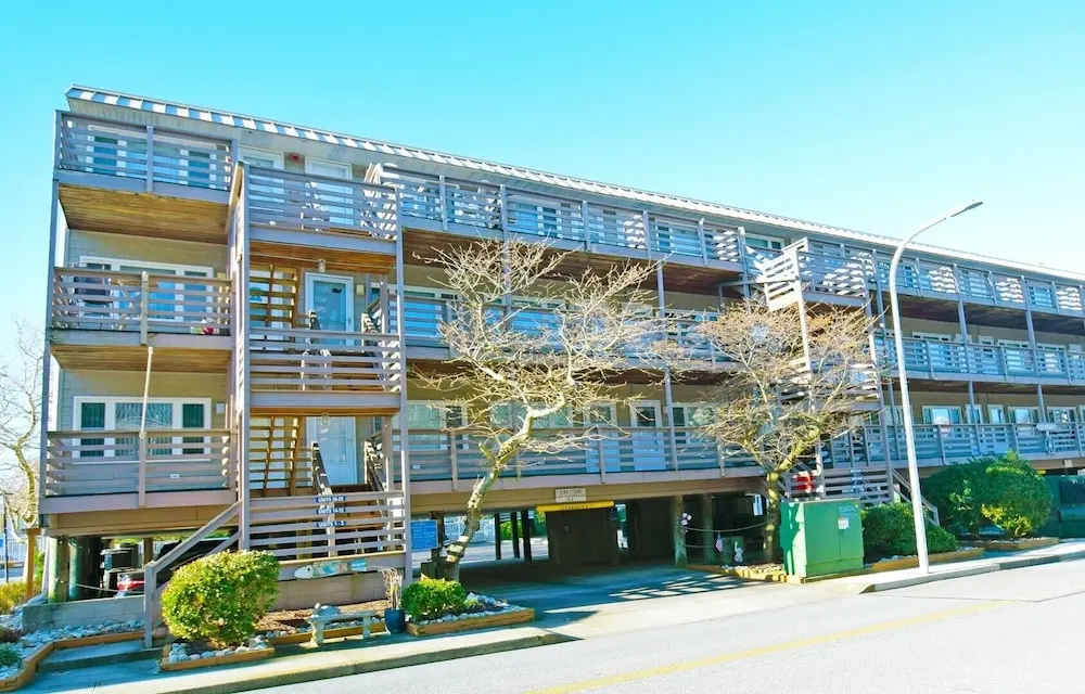 Old Wharf 15 1 Bedroom Condo by RedAwning