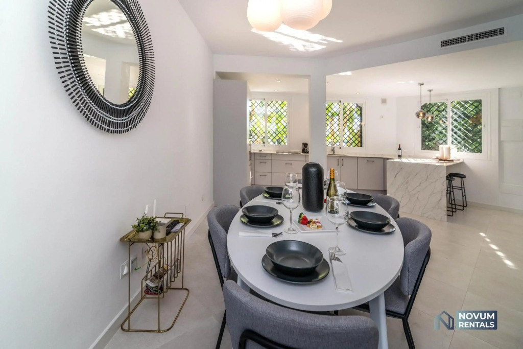 TOP RENOVATED 3-BDRM TOWNHOUSES with POOL, BBQ & ROOFTOP TERRACES