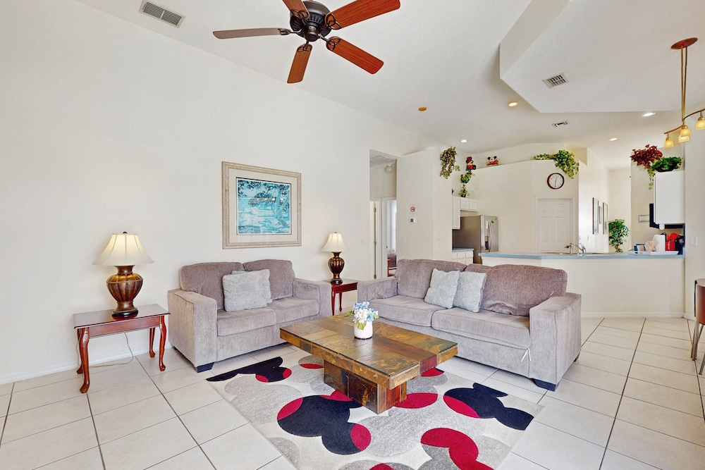 Home Near Disney/golf With Screened Pool, Spa, Pool Table, Foosball, AC, and W/D