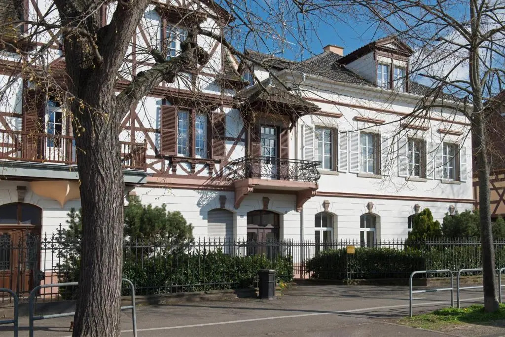 " Mademoiselle " 17 Boulevard du Champ de Mars