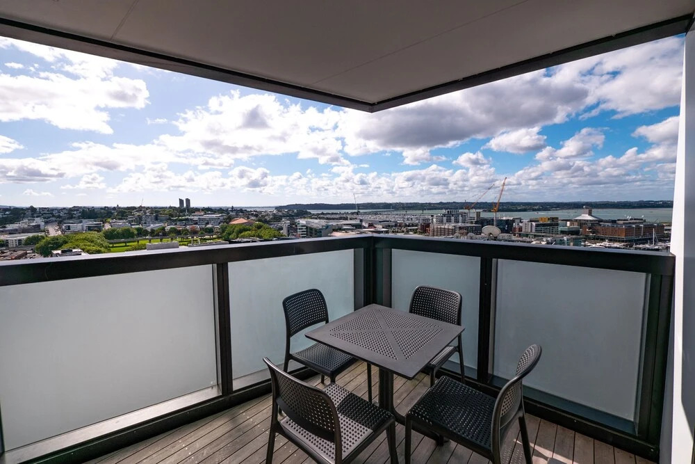 Stunning 2 Bedroom Apartment With City and Harbour Views in the CBD
