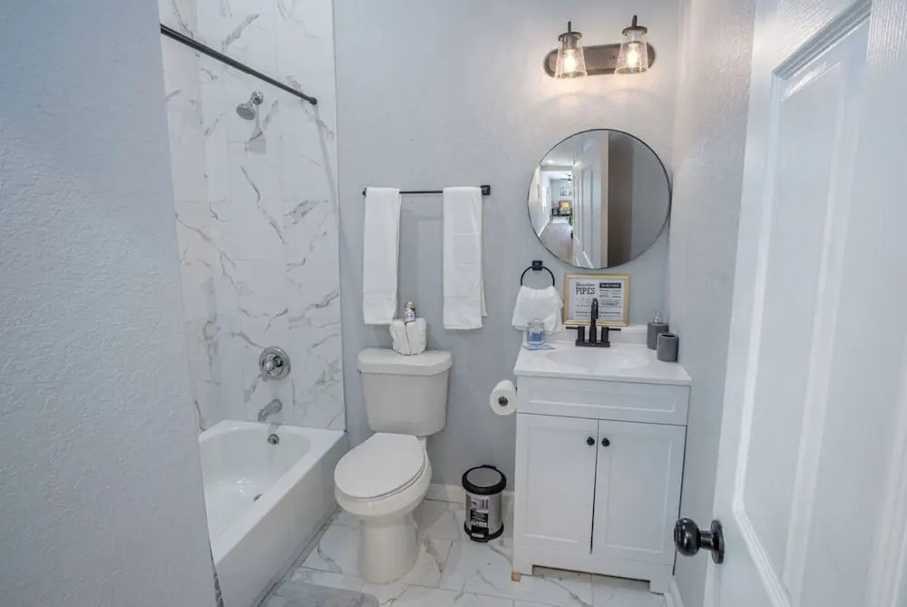 Cozy and Lovely 2BR 1BA Apt#b Near Lively Downtown