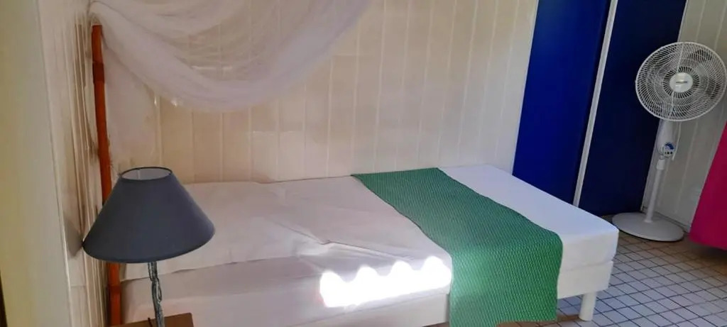 Bungalow accueillant à Bouillante avec climatisation et terrasse