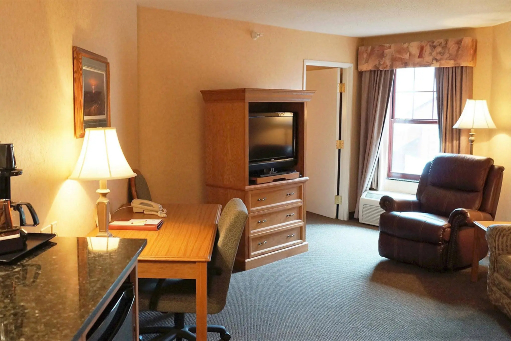 Norfolk Lodge & Suites, an Ascend Collection Hotel