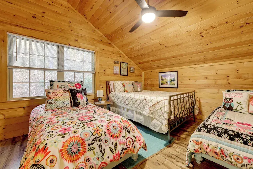 Creekside Cabin in the Heart of Maggie Valley