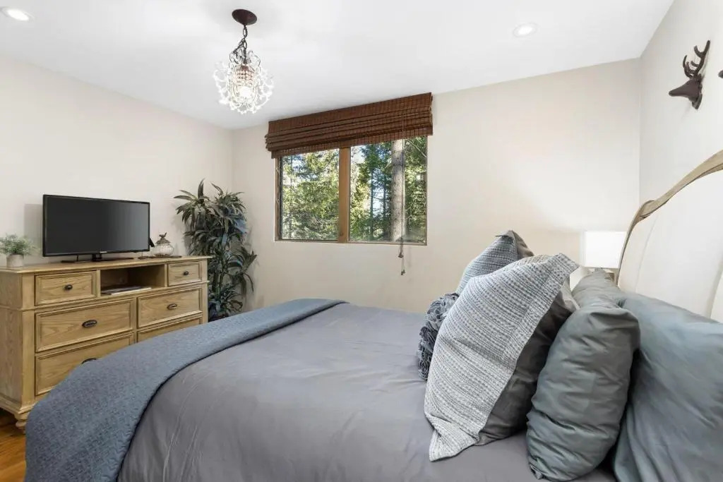 Snowflower Cabin Modern Luxe, 2 Level, 1500 sqft, AC, View, Dogs, Walk to Village