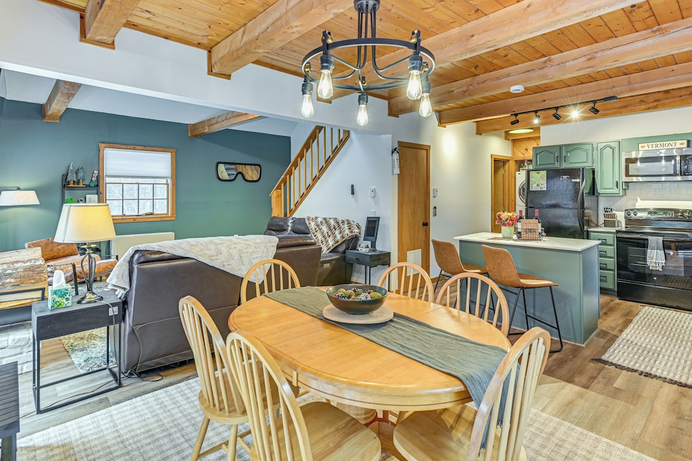 8 Mi to Mt Snow: 'cozy Bear Cabin' w/ Hot Tub!