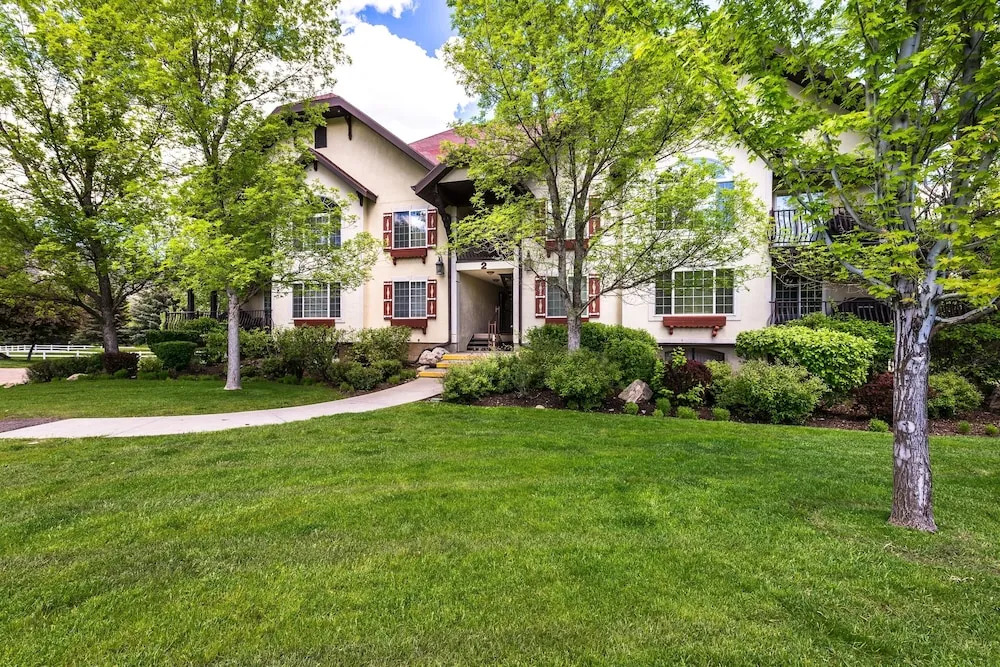 Family Getaway~skiing, Ice Castles & Golf Course 2204 2 Bedroom Apts by RedAwning