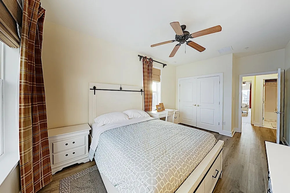 Upscale W/ Balcony - 2 Blocks To Beach! 4 Bedroom Condo
