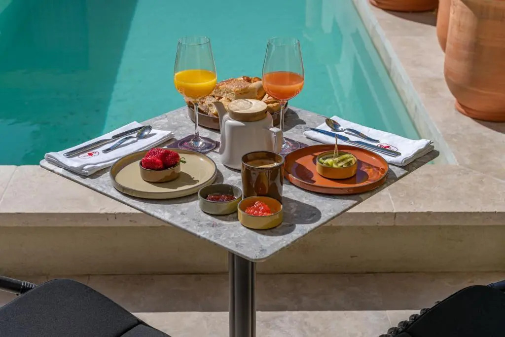 MARCELLE EN CAMARGUE - intra muros - piscine et jardin - petit déjeuner compris