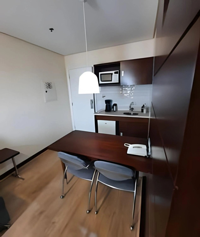 Flat com 1 quarto sala, cozinha de apoio, banheiro, serviços de arrumação diária.