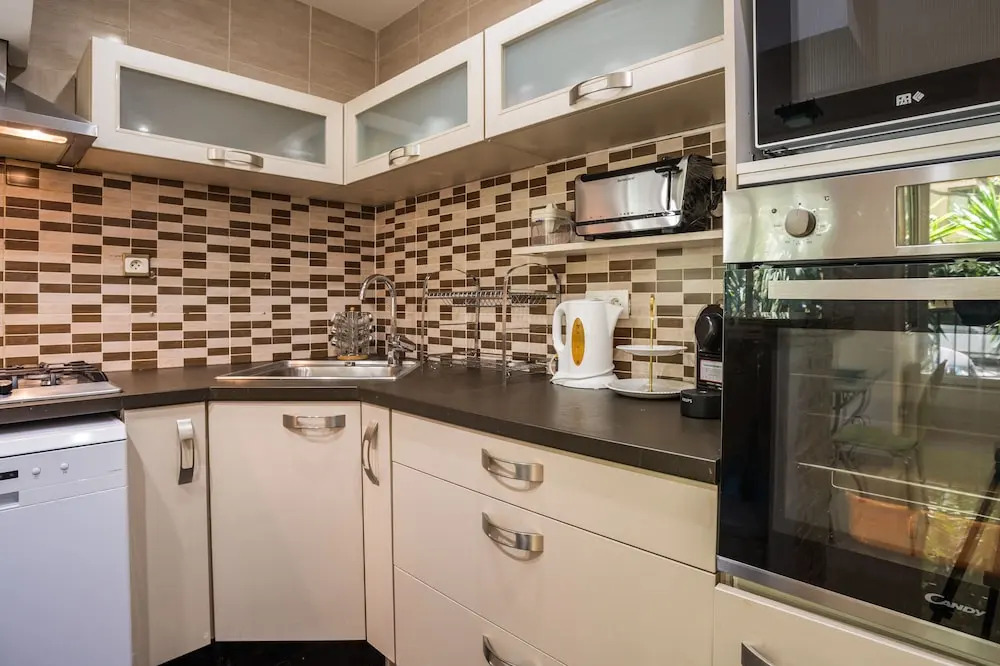 2 BDRM flat with 260m2 garden-Congress/Beaches by Weekome