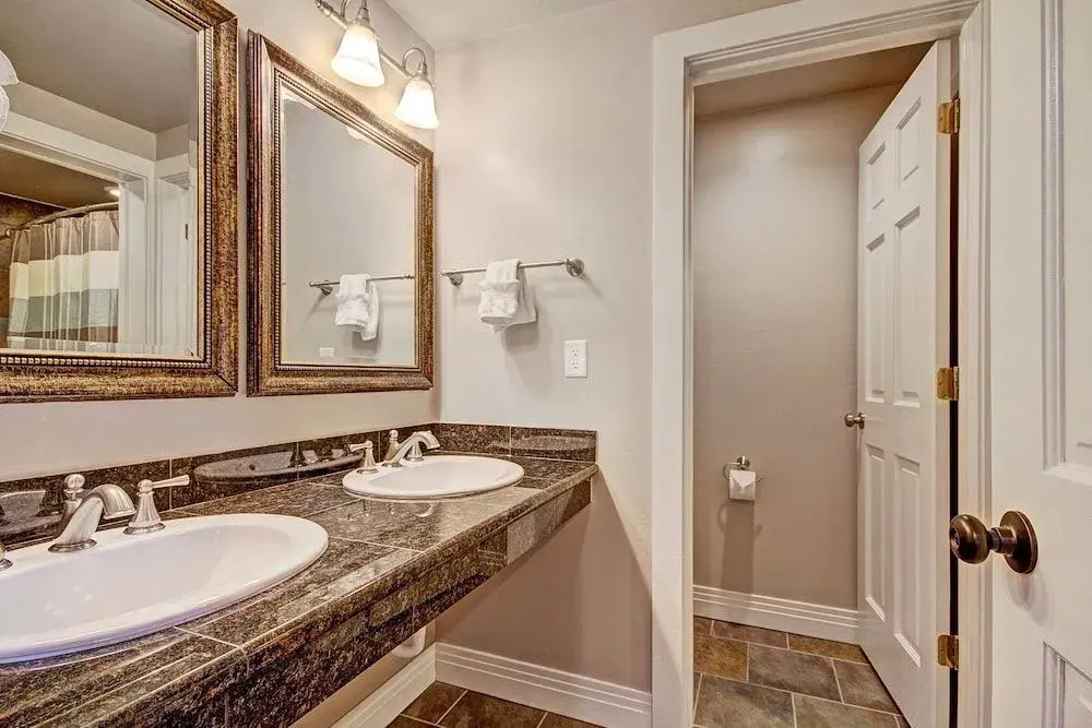 Winter Ski-in out Studio Sleeps 4, Steps to Historic Main St
