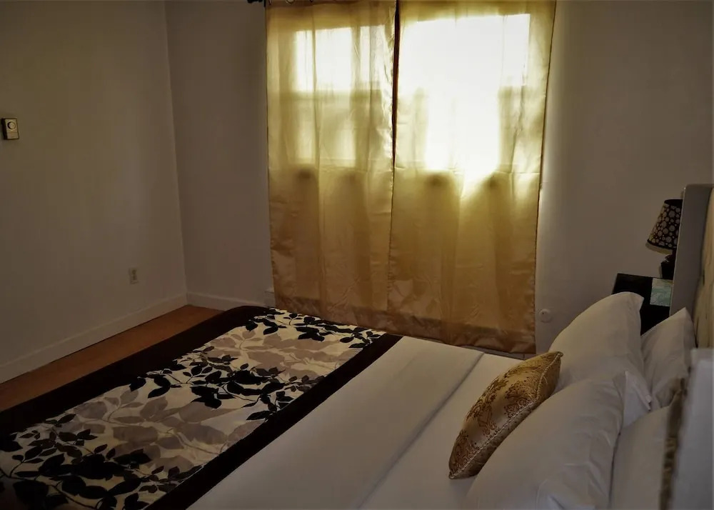 Urbana the Charming Well-lit two Bedrooms Apartment