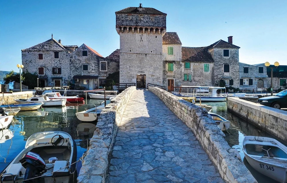 Awesome Apartment in Kastel Gomilica With 3 Bedrooms and Wifi