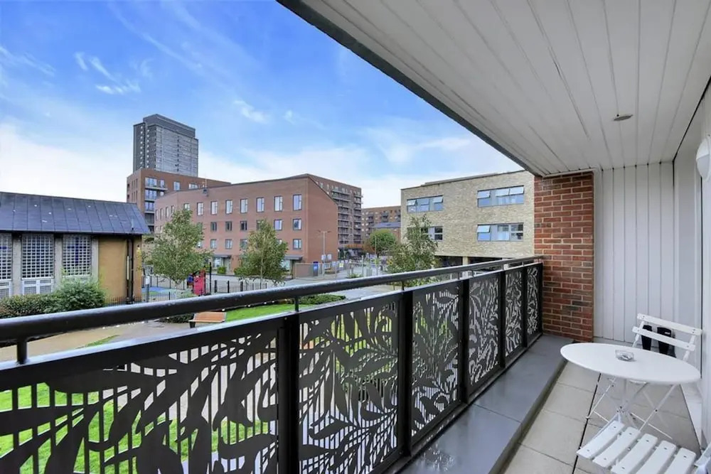 Modern 1 Bedroom Apartment With Balcony