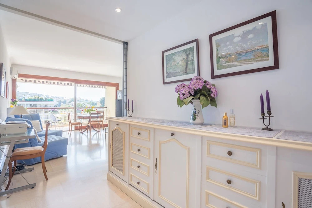 Large One BDRM flat A/C with fabulous Terrace Roof by Weekome