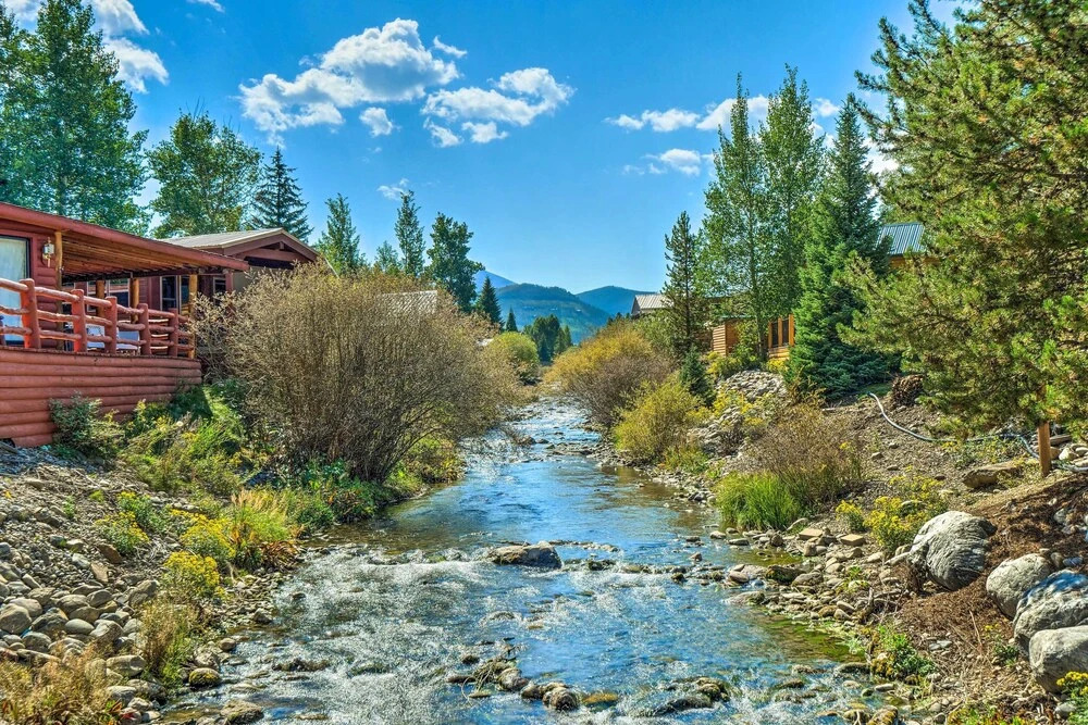 Close to Skiing: Cabin w/ Pool Access in Breck