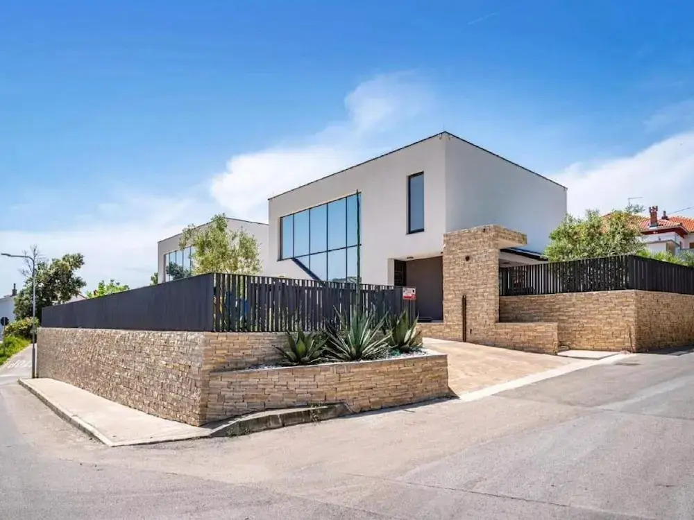 Villa Alpha - Four Bedroom Villa with Swimming Pool