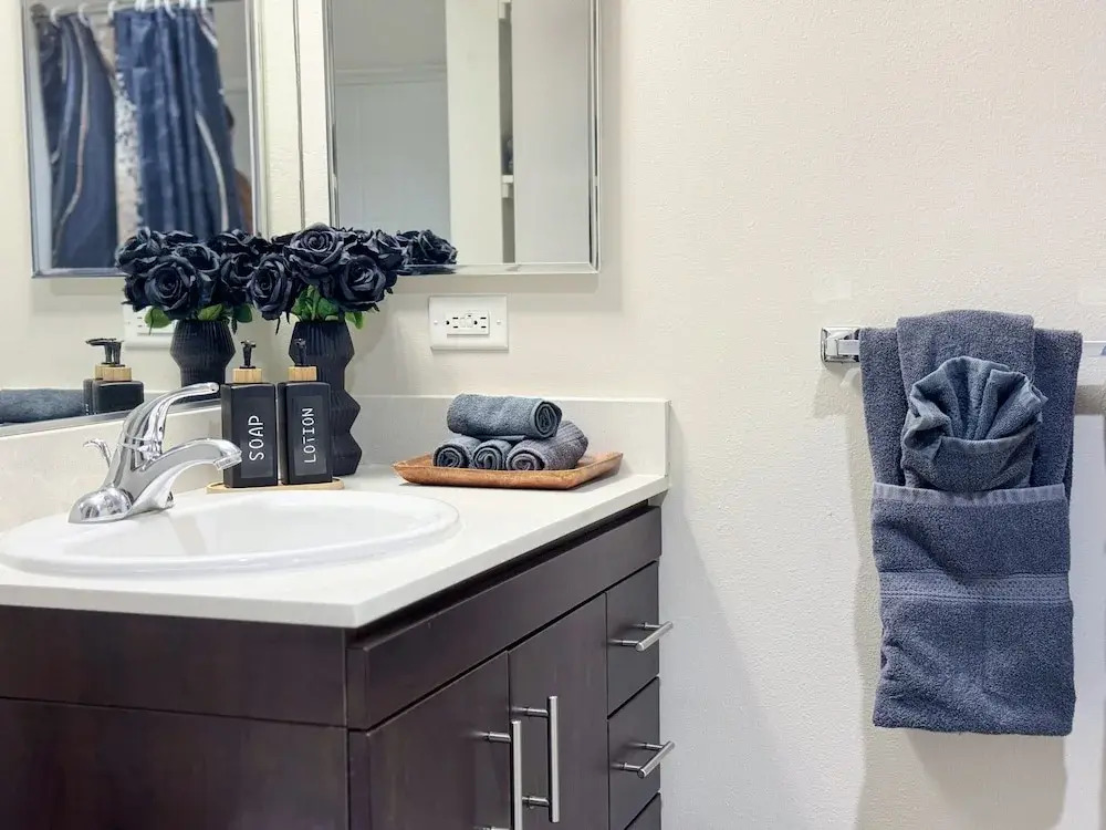 Beautiful 1 BR in LA Gym Pool 10mins to Cedar