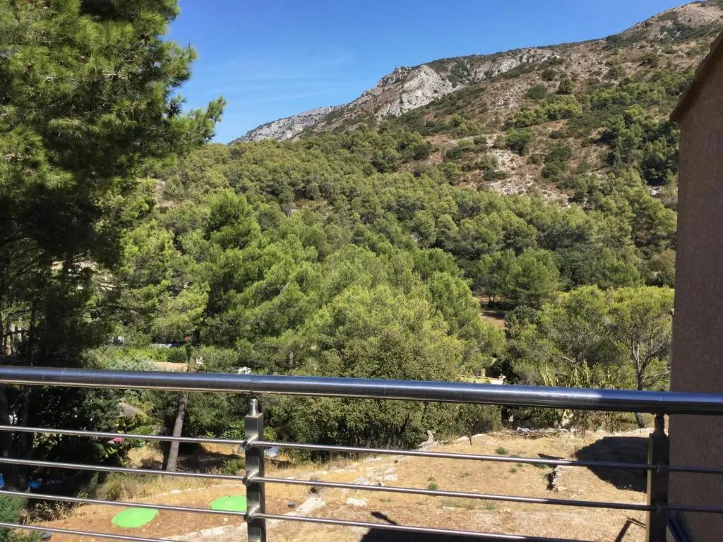 pretty gite with pool in cavaillon, beautiful view on the luberon mountains, 4 people