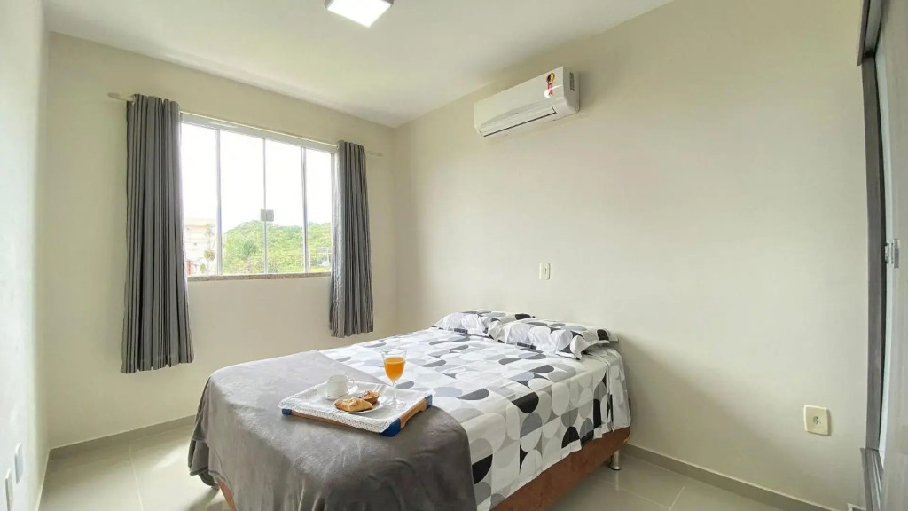 Aconchegante Apartamento na Praia de Bombas com ótima localização.