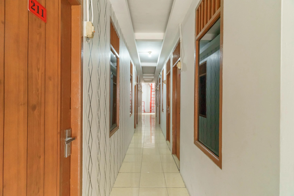 RedDoorz near City Walk Benhil