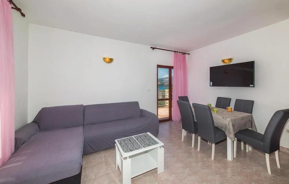 Stunning Apartment in Okrug Donji With 3 Bedrooms and Wifi
